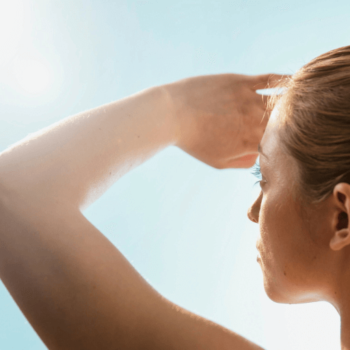 Daha fazla güneşe maruz kalma, pigmentlerin bozunmasını hızlandırabilir, bu da daha sık rötuş gerektirebilir.